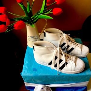 ADIDAS women’s sneakers Size 8 Pre owned in good condition.